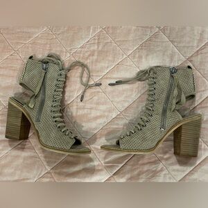 Dolce Vita Lace Up Suede Perforated Block
Heeled Sandals Size 7.5
